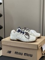 顶级品质 Miu X Newbalence 24秋冬阿甘鞋 秋冬是纯皮材质的，复古时髦的基调不变， 天然皮革裁切，但整体气质看去就很贵 情侣siez 35-45