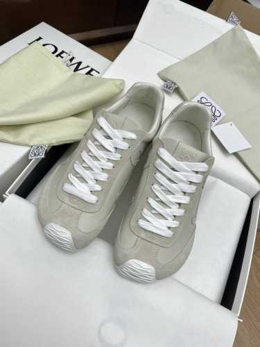 全皮面390 代购级Loewe罗意威2025早春Ballet Runner 2.0芭蕾运动鞋阿甘鞋德训鞋 不对称鞋头造型，作为Loewe原版Ballet Run