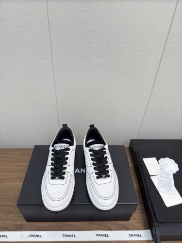 chanel 25C 早春 度假系列休闲 运动鞋 原版购入开发 做货 经典设计 重新演绎手绘漫画风，空白区可自行涂鸦上色，白底黑边的勾勒方式 赋予运动鞋新的气息