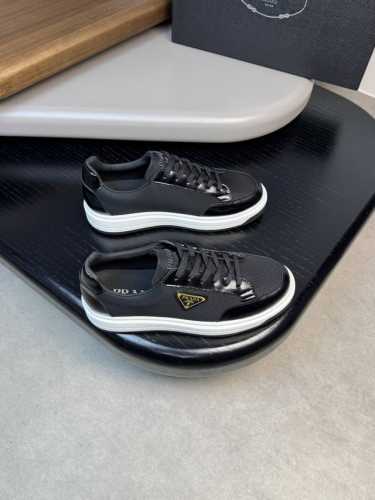 prada 普拉达 -高端品质 原单 -鞋面：开边珠小牛皮、品牌高丝光帆布、鞋身品牌金属扣件 -内里：水染牛皮 -大底：超轻tpu发泡 橡胶；双色成型大底 -超