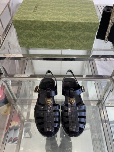Gucci春夏新款 双G果冻凉鞋 TPU材质。专柜购买原版 ，所有细节、材料 ，全部跟你在专柜买到的都一样 ！模具耗时一个半月，一对鞋子的模具重达1吨！真正能做