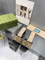 工厂价 Gucc*家经典双 G 扣细跟拖 高版本 长期做货 推荐给美眉们 一定要试试这款拖鞋 又一款心头爱 ~版型超正 做工细节完美 ，上脚非常舒适 高雅百搭。