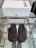 Loewe 罗意威 25ss 新款勃肯拖鞋来自秀场延续品牌设计师Jonathan Anderson一贯的玩味主义色彩 新款 勃肯 穆勒拖鞋以可爱有趣的圆形鞋头搭