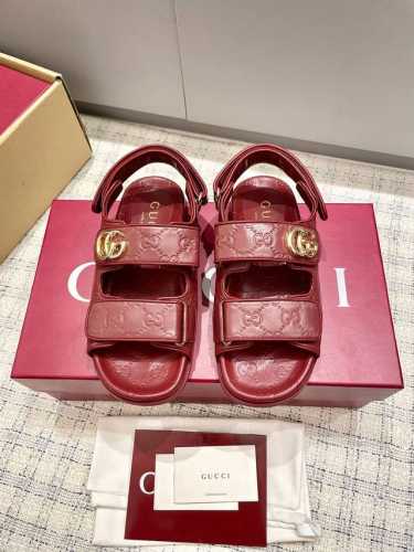 Gucci古驰魔术贴双Ｇ金扣沙滩凉鞋Gg压纹皮休闲凉鞋 Gucci现代设计美学探索独特匠心之路，巧妙融合品牌经典元素与备受喜爱的品牌标识。这款凉鞋缀饰备受喜爱的