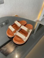 Gucci2024早春系列gg经典老花布沙滩凉鞋由饰经典gg老花帆布织物面料配双g金属扣作为品牌的标志性象征制作而成打造令人惊艳的作品焕新演绎！ 面料：原版定制