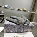 跑量： 钻面Dior 新色CD迪奥女士老花刺绣皮底拖鞋克里斯丁迪奥一直是华丽与高雅的代名词，在时尚殿堂一直是雄踞顶端特別值得一提的是：鞋底绣花图案，再現Chrs