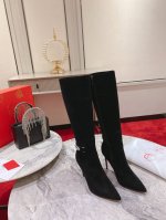 小牛皮 550 羊京绒 定做不退不换 22Aw走秀经典长靴，时尚气息从每一个小细节中脱颖而出。一双时髦的长靴 独特不拖沓的大气版型 立马就能穿出秋冬氛围感。随意