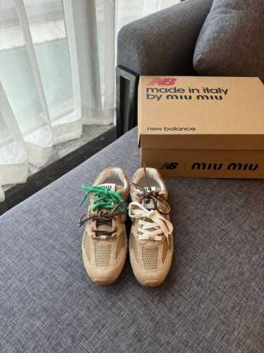 Miu MiuNew Balance 574联名系列、各大品牌都热衷于跨界联名、缪缪这次联名诚意满满非常有亮点鞋面：反绒牛皮、复古又叛逆、令人眼前一亮、内里羊皮