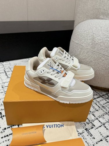 顶级版本 男款LV 路易威登L家 Trainer 24 新款 魔术贴 休闲 运动鞋 滑板鞋 LV Trainer 运动鞋的灵感源自复古篮球鞋，代表 Virgil