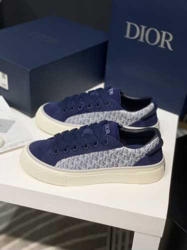橙子出厂价 Dior 迪奥 B33运动鞋 低帮休闲板鞋 滑板鞋 情侣款 这款是2024Ss秋季新品，全新演绎经典的网球鞋，时尚廓形突显厚重质感。采用白色光滑牛皮