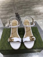 顶级代购，Gucci经典爆坡跟系列凉鞋，高版本，按原版1.1做法 鞋面意大利进口混种羊皮，内里混种绵羊皮，五金原版1.1开模带gucci标，橡胶大底， 跟高8C