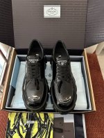 代购级版本470 * 新款Monolith系列齿轮系带三角标厚底鞋 ｜原版购入代购级别 -漆皮 材质与工艺： 原版牛皮革/漆皮面料 定制牛皮里衬 涂珐琅金属三角