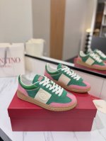 出厂男女同价:400 valentino专柜同步新款德训鞋低帮休闲运动鞋 专业高端，完美复刻，品质一流！ 全部采用原版1:1材料制作，独家开模！ 面料牛皮 tp