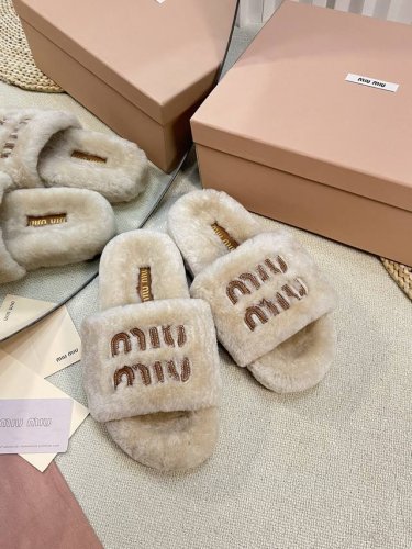 Miumiu顶级版本 2024秋冬潮品毛毛拖 ！1：1开模秒杀市场一切版本 欧美名媛 明星 网红girl 大爱款 ，冰岛进口羊毛 单色羊毛蓬松柔软 亲肤柔软冬季
