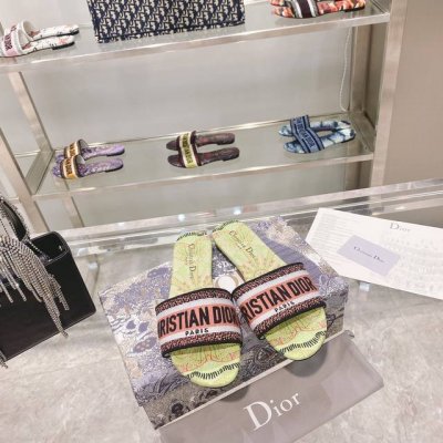 出厂： Dior春夏新款CD迪奥女士老花刺绣皮底拖鞋克里斯丁迪奥一直是华丽与高雅的代名词，在时尚殿堂一直是雄踞顶端特別值得一提的是：鞋底绣花图案，再現Chrst
