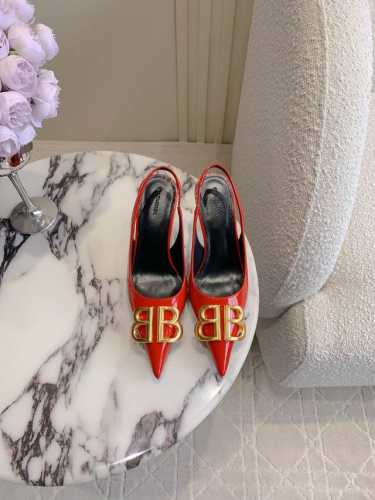 出厂价360 Balenciag*经典款高跟单鞋 小尖头设计拉长腿部线条 经典双B扣装饰大气又耐看 鞋面小牛皮 内里垫脚羊皮 意大利真皮大底 跟高7Cm 尺码3