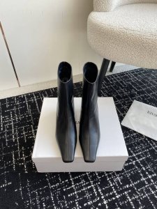 代购级短靴 骑士靴 Khaite 24Ss 秋冬新款 短靴 长靴 简约百搭款！ 这双单品高级感满满 细节完全拉满 日常搭配完完全全就是自带气场 太绝了 鞋面采用