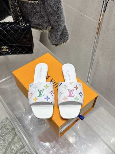 350 louisvuitton 25/ 春夏新款拖鞋 很难不怀疑是不是借鉴了唐朝的唐三彩作为基础，创新成Lv经典标志Logo，采用彩色以及鞋面的大面积底色作为