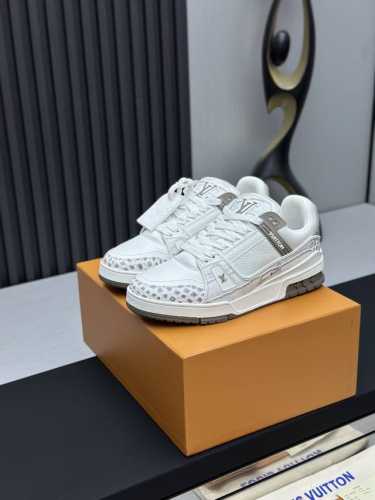 工厂直销 顶级版本 LV-路易威登-经典走秀新款空胶工艺 原版1：1开发复刻！！上脚非常舒适 奢侈用料，做工精细，中底印有欧洲制造英文字母鞋面由意大利进口小牛皮
