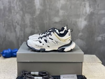 顶级版本 自家工厂原版1:1.开发，顶级版本 ，莞货代购级别，原装大盒 硅胶鞋垫，细节自己看 Balenciaga 巴黎世家三代 复古运动姥爷鞋 3代Tripl