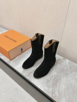 Lv 秋冬新款靴子 简约大气时髦 耐看不过时 是时尚圈永不退潮的经典所在 复古的英伦风格 让你穿出不一样的气质.对版原版楦头 专柜全套包装！ 面料：进口羊猄皮