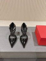 出厂 ，Ferragam*走秀款绝美尖头高跟鞋坡跟高跟鞋重回时尚圈独特的高跟鞋，穿上它你就是时尚界女王，精致女人的必备神器 材质：Zp订制漆皮面料 内里：牛皮