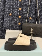 厂价 Prada 普拉达经典春夏新品菱格厚底懒人拖鞋夏天最值得入手的简约单品自带高级气场的拖鞋也非常容易驾驭非常舒适好穿！ Go 材质： 鞋面采用进口小羊皮内里