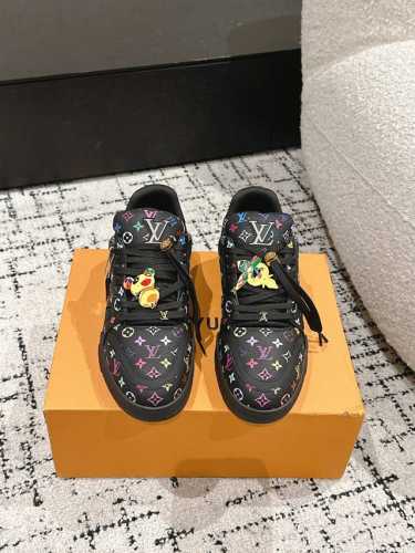 饰品+40 #顶级版本 情侣款LV 路易威登L家 Trainer 25 新款 情侣款 休闲 运动鞋 滑板鞋 LV Trainer 运动鞋的灵感源自复古篮球鞋，代
