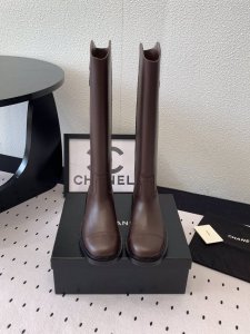代购级别 Chanel新款经典大双c骑士靴 永恒的经典鞋柜里常青的系列单品 具有名媛气质 又带着一丝不经意的小复古 内里进口丝绸羊皮 意大利真皮大底 跟高：3C