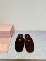 Miu Miu 24Ss 秋冬系列穆勒鞋 懒人拖鞋 Miu真的太少女啦，第一眼看到这个鞋子就有种软绵绵的感觉，简单而带点复古气息随意搭配都好看！以极简风格为主，