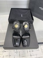 SaintLaurentYsl鱼嘴坡跟凉鞋！性感绝美收藏级别、精致的弧度，将女士脚踝处修饰更加纤细！满满高级感！穿上就是成熟御姐风，绝美！鞋面：牛漆皮、真丝内里