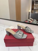 出厂价： VALENTINO华伦天奴 最火爆新品粗跟6.0V扣拖鞋最新logo饰扣 简单百搭款简直是夏天时髦巅峰原版复刻鞋面：漆皮，亚皮大底：意大利真皮大底跟高