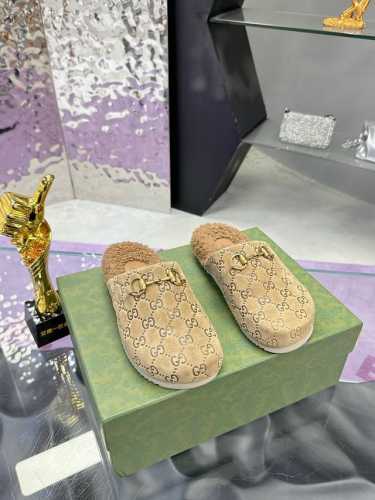 工厂价： 真皮真毛最新款 Gucci 古驰马衔扣压花包头毛里半拖 秋冬新款羊毛女式带夹木鞋，美丽奴羊毛拖鞋 最新系列以基本廓形和标志性细节为特色。这款女式套穿鞋