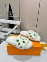 魅力女性，从足下开启奢华之旅。Lv 路易威登 女士羊毛拖鞋，为您精心打造。 经典的滴胶四叶草logo，彰显品牌的独特魅力与非凡格调。澳大利亚优质羊毛，给予您极致