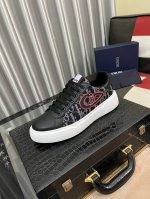 出厂价： 迪奥dior* 最新爆款休闲鞋，顶端品牌奢侈～代购，顶级～质量 鞋面選用进口透气牛皮搭配布料材质透气羊皮垫脚 精细做工 原版个性时尚柔软橡膠耐磨大底，