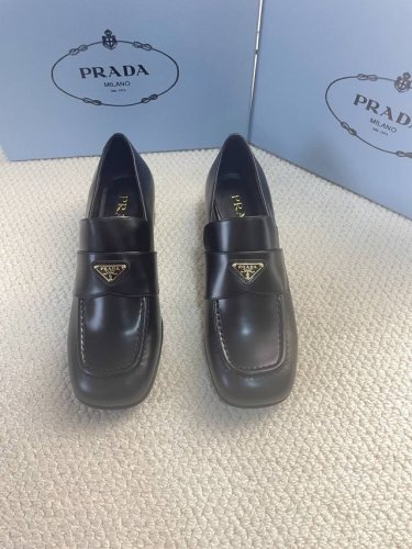 PRADA 普拉达 新款三角标乐福鞋. 明星同款复古女鞋. 顶级代购版本原版ZP一比一复刻 开私模原版一致大底鞋面：进口开边珠牛皮大底：真皮大底码数：34-41