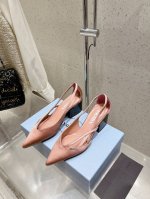 350 prada 普拉达 25Ss早春新款 绝美尖头跟鞋 时尚界久违的极简之美 经典时尚配色 毫不费力的优雅风来袭 时髦 精致 绝美 包头尖头 开边珠外穿时尚