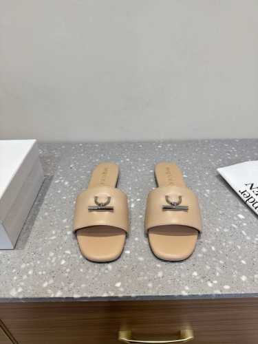 Alexander Mcqueen 麦昆 25Ss早春新款 平底拖鞋搭配利落年轻的设计！舒适百搭的同时也具备出色的耐用性！融合了时尚与舒适的完美平衡高雅风采相信