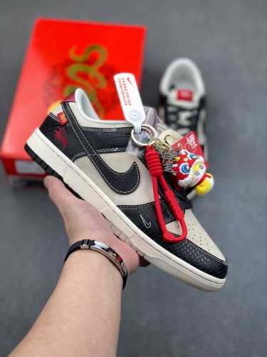 nike sb dunk low“ 斯图西联名蛇年限定 黑蛇双色” 周年高端定制 低帮休闲板鞋 定制鞋盒 大厂纯原品质出货 超高清洁度 皮料切割干净无任何毛边