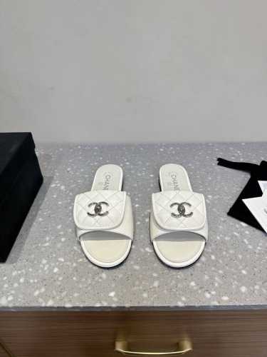Chanel 小香 24ss 春夏新品度假 羊皮 懒人拖 小香的一款全新设计 鞋面毛线纯手工编织搭配双C五金装饰 简约百搭上脚超级美的 怎么看都超美鞋面：采用进