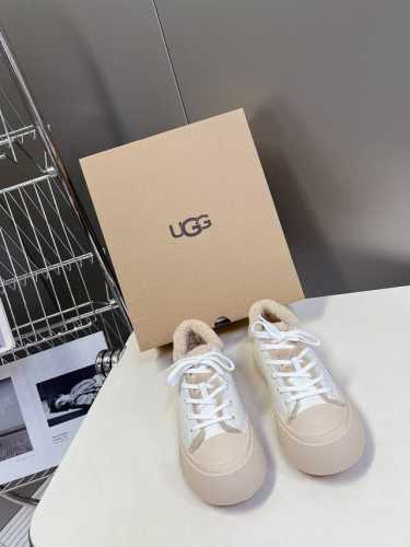 Ugg秋冬厚底休闲鞋lisa 海莉 Jennie同款 一款增高神器～显高还又拉腿长 看多了经典款 需要一些点缀 成为寒冬流行穿搭的主流趋势 漫长的冬日还有什么比