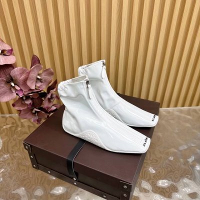 Alaia 网面系列新品以芭蕾的灵动意韵融于日常，以现代笔触刻画舞鞋经典轮廓！黑色钻饰皮质款芭蕾舞鞋，从经典日式鞋履汲取灵感，Bling水钻点缀于鞋面，简而不繁