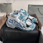 顶级版本： Balenciaga 巴黎7.5 巴黎世家 最新配色潮流复古休闲鞋 通过溢胶、做旧、缝线等细节，展示了设计师 Demna 的运动鞋风格，用一双 旧鞋