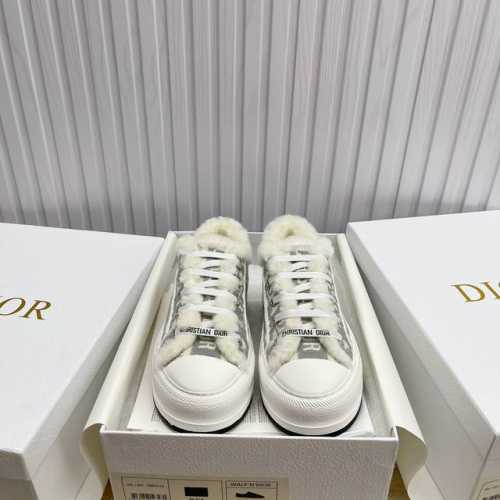羊毛出厂 ，现货高品质 Dior 迪奥 平底运动鞋采用全刺绣标志性图案市场顶级品质国外专柜爆款非市场普通仿版面料采用意大利进口布料刺绣鞋面，原版模具注胶logo