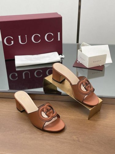 2025升级焕新包装夏季新款现货上新啦。 Gucci 高品质拖鞋 双G镂空 镶边互扣式GG中跟精品拖鞋 专柜原版开模精心制作，匠心铸造经典跟高：5.5cm面料