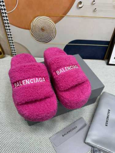 顶级版本 厚底真羊毛！新色！Balenciag 巴黎世家潮品毛拖 ！ 最新的 Political Campaign 徽标刺绣！高级感满满当当！ 欧美名媛 明星