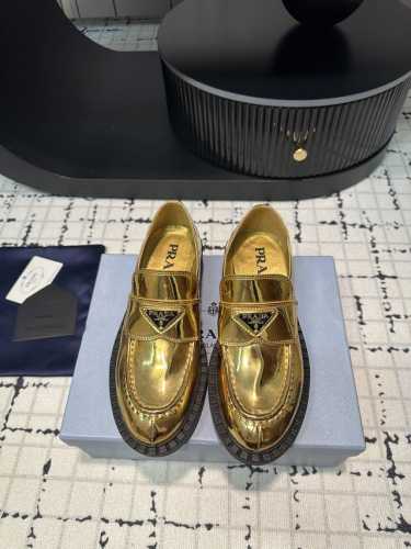Prada P家新款复古英伦倒三角厚底复古乐福鞋。 复古亮面皮革经prada系列不断重释，塑造别样的混搭设计，彰显品牌的二元特性，凸显女士鞋履系列的摩登风尚 ＃