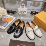 9527-3 女 白￥350（35-40）本款乐福鞋以半高光皮革制成，点缀精巧横条和T形圆圈饰扣。外露手工缝线尽显精湛工艺。外底设有凸起橡胶豆豆。简约百搭，是换