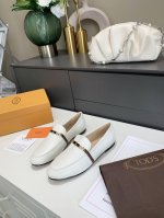 出厂 Tod’S托德斯刘诗诗同款乐福鞋平底鞋 专柜新品经典双t扣英伦风乐福单鞋，款式简洁大气，舒适时尚淑女气质十足乐福鞋懒人休闲必备面料柔软真皮材质，搭载质感金