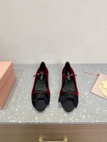 Miu Miu 缪缪 25ss春夏 粗跟 玛丽珍 单鞋上脚果然更惊艳~个性设计非常百搭，而且高度也太适合我了，穿着不累脚 绝对入手不亏的一双！面料：原版进口牛皮